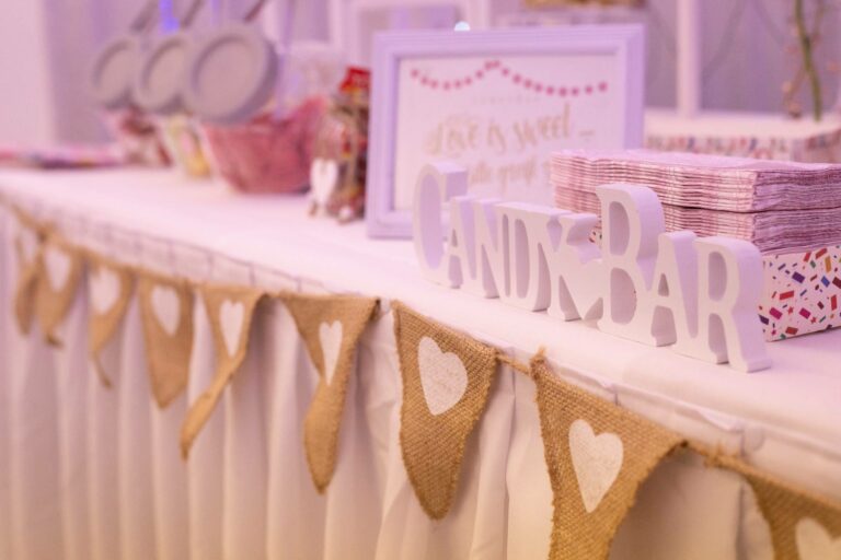 Candy-Bar mit Wimpelkette bei einer Hochzeit im Metadrom Eventcenter