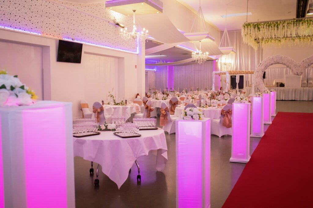 Festlich dekorierter Saal im Metadrom Eventcenter Großefehn mit rotem Teppich