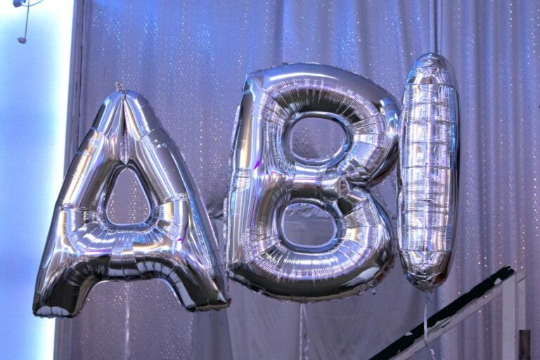 Silberne ABI-Ballons bei einem Abiball im Metadrom
