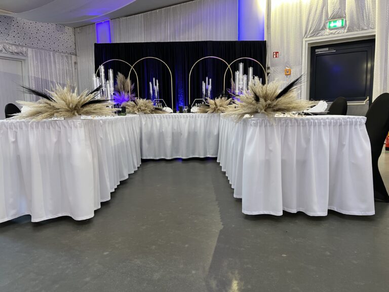 Brauttisch in U-Form mit Pampasgras-Dekoration – Metadrom Eventcenter Großefehn