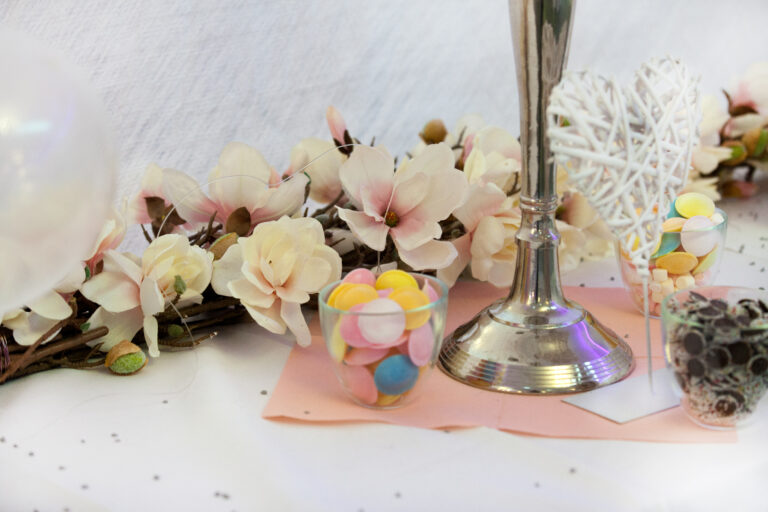 Tischdekoration mit Blüten und Herz – Metadrom Eventcenter Großefehn