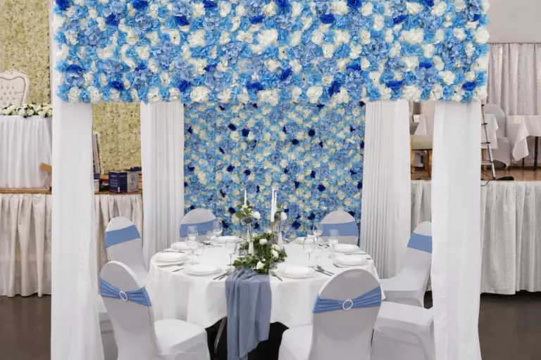 Brauttisch mit blau-weißer Blumenwand – Metadrom Eventcenter Großefehn