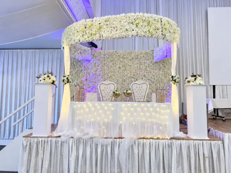 Brauttisch mit Blumendach, Lichterkette und Brautstühlen – Metadrom Eventcenter Großefehn
