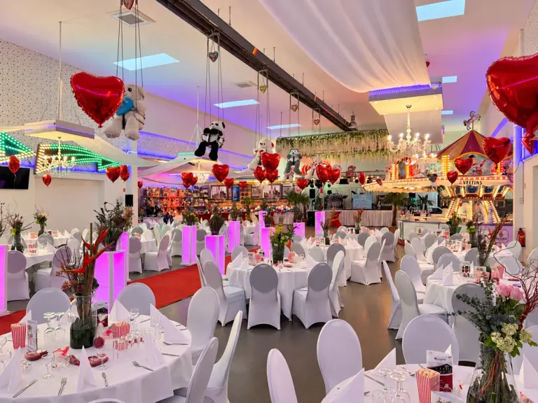 Schaustellerhochzeit mit Kirmesständen im Saal – Metadrom Eventcenter Großefehn