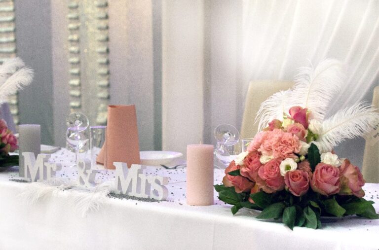 Blumenschmuck auf einer Hochzeitstafel im Metadrom