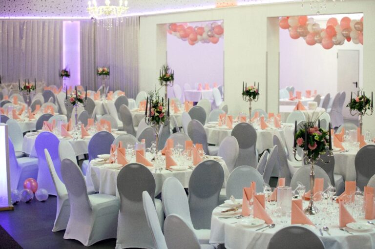 Blick durch den Saal mit eingedeckten Tischen und Ballondekoration – Metadrom Eventcenter Großefehn