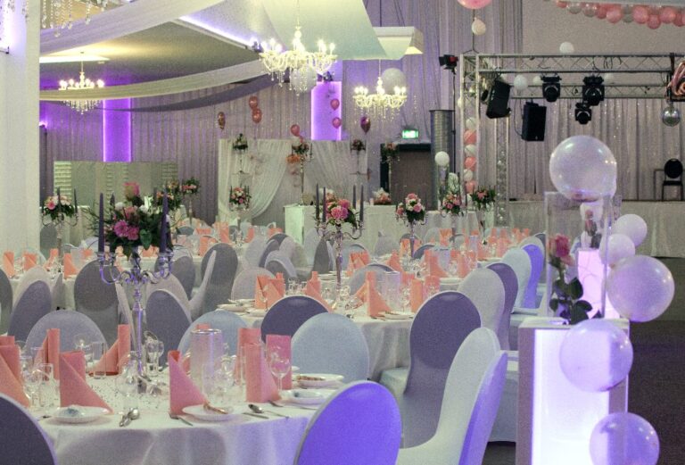 Saal mit Ballons, Lichttechnik und festlich gedeckten Tischen – Metadrom Eventcenter Großefehn