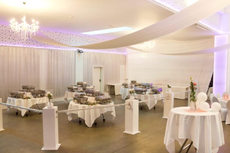Buffetstationen unter weißen Deckensegeln im Saal – Metadrom Eventcenter Großefehn